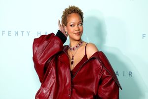 Rihanna faz mudança radical de visual e surge de cabelo (muito) curto