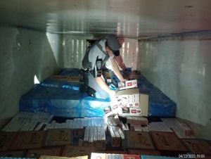 PM Rodoviária apreende 100 mil maços de cigarros em carga de leite em Pardinho