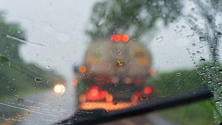 Eixo SP alerta motoristas sobre riscos da desatenção em dias de chuva