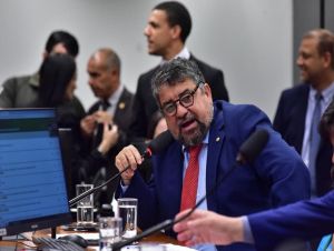 Vice-presidente nacional do PT critica operação da PF contra Bolsonaro: ‘Parem de espetáculo’