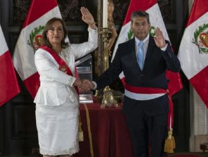 Presidente do Peru propõe eleições antecipadas depois de protestos que deixaram dois mortos
