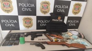 Mandado de busca revela armas, dinheiro e aves em residência no Jardim Cruzado