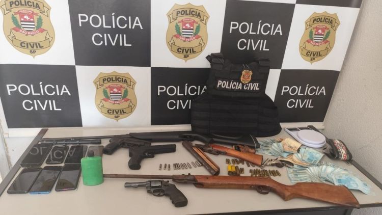 Mandado de busca revela armas, dinheiro e aves em residência no Jardim Cruzado