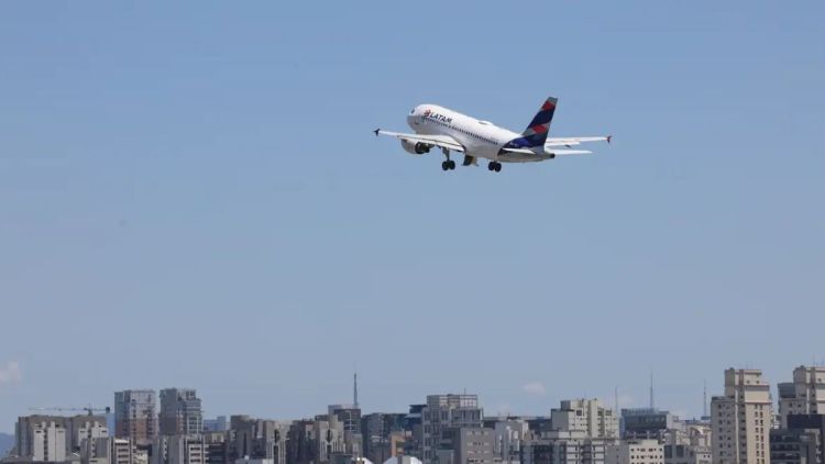 Com alívio da guerra, Petrobras reduz preço do querosene de aviação