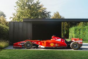 Simulador em tamanho real de F1 da Ferrari será leiloado