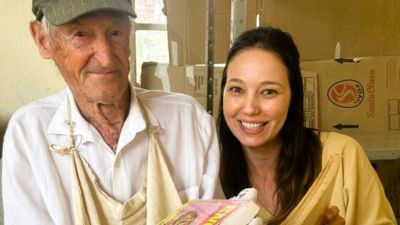 Herica Donato visita biblioteca e destaca trabalho de servidor público de 94 anos