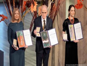 Vencedores do Nobel da Paz criticam Rússia na cerimônia