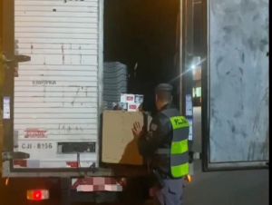 PM Rodoviária prende dupla que contrabandeava 50 mil maços de cigarros