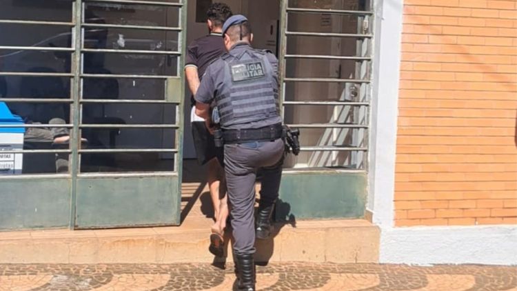 Polícia Militar frustra troca de eletrodoméstico por drogas e prende dois homens por tráfico em Brotas