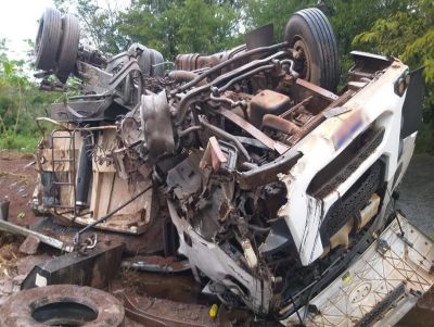 Motorista fica ferido após caminhão carregado com pedra tombar em rodovia