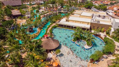 Na ensolarada Olímpia, parque aquático é praia no interior e tem até surf