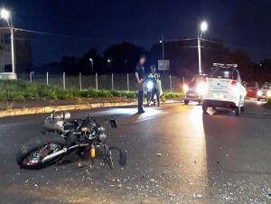 Motociclista sofre fratura em acidente de trânsito