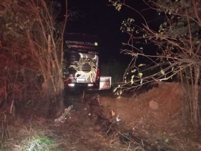 Ônibus perde o controle da direção e invade canavial em Ibaté