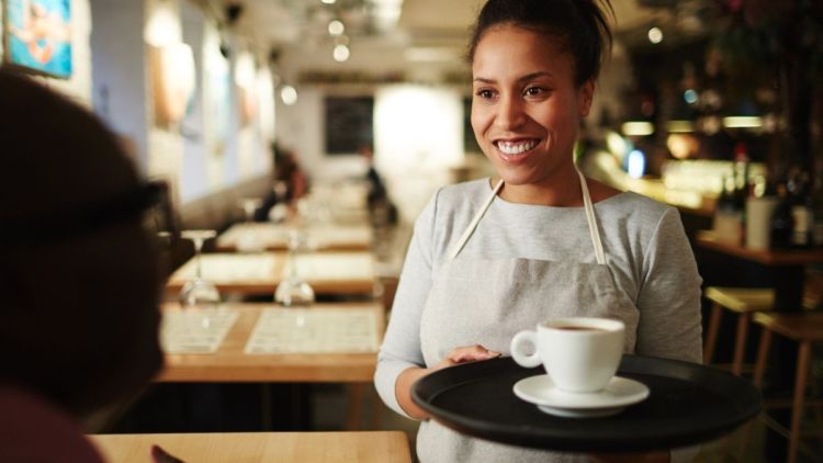 São Carlos abre inscrições para curso gratuito de garçom e garçonete