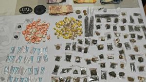 Denúncia leva forças de segurança a apreender drogas e dinheiro em imóvel abandonado