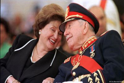 Pinochet com sua esposa, Lucia Hiriart, em 1998 na cerimônia de sua aposentadoria do Exército