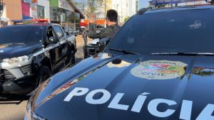 Trio que se passava por entregador de aplicativo para roubar vítimas é preso no interior de SP