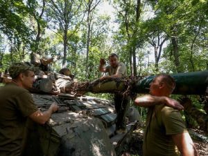 Soldados ucranianos conversam em cima de tanque russo capturado, em Bakhmut, Ucrânia
