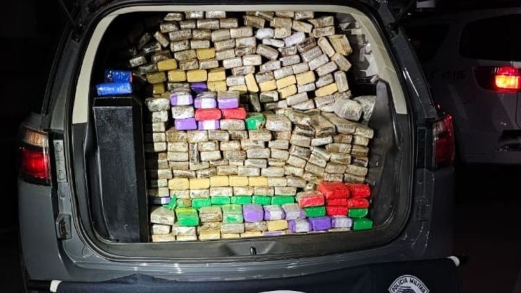 Polícia Militar apreende 414 tijolos de maconha em sítio