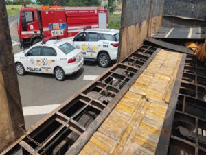 PMs rodoviários apreendem 353 tijolos de maconha e prendem motorista