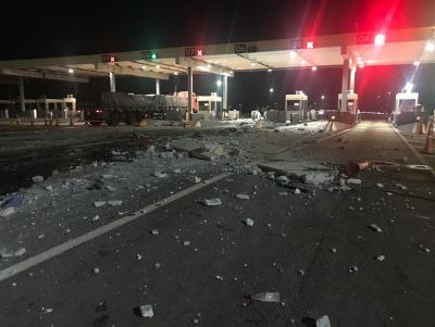Caminhão destrói cabine de pedágio e mata funcionária em Araraquara