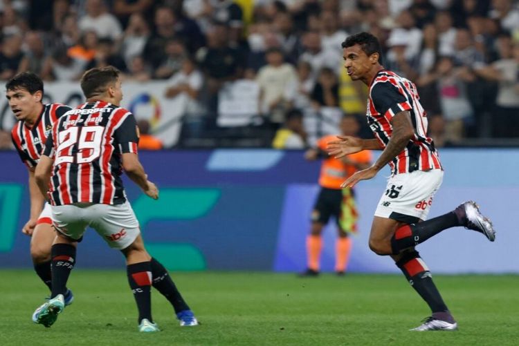 São Paulo enfim vence em Itaquera, e Corinthians perde a terceira seguida no Paulistão