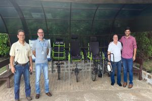Comissão da Pessoa com Deficiência destaca conquista de cadeiras para trilhas no Parque Ecológico