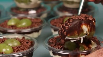 Bombom de uva no pote