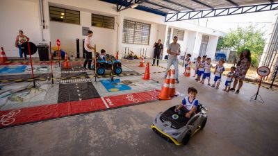 Minicidade ensina segurança viária para crianças em São Carlos