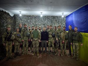 Zelenskiy visita tropas perto da linha de frente no sudeste da Ucrânia