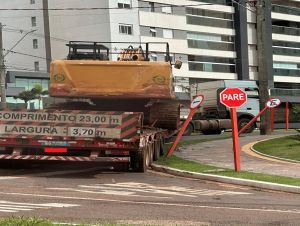 Carretas destroem canteiros, calçadas e placas de trânsito em São Carlos