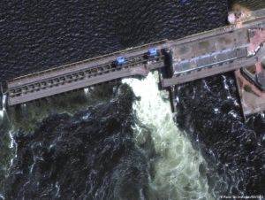 Kiev acusa a Rússia de explodir barragem em Kherson