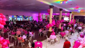 Baile Outubro Rosa reúne público em noite de música dança e solidariedade