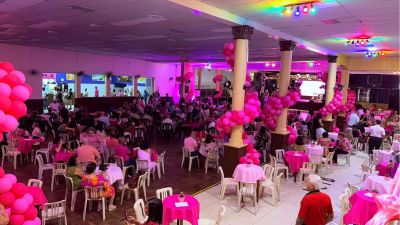 Baile Outubro Rosa reúne público em noite de música dança e solidariedade