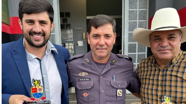 Vereadores Bruno Zancheta e Ubirajara Teixeira entregam moção de congratulação a Polícia Militar de São Carlos