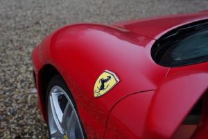 Família de Schumacher põe à venda Ferrari autografada por Michael