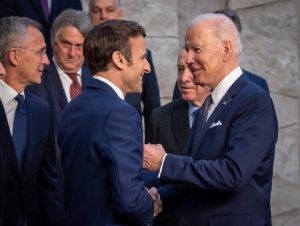 O Presidente francês Emmanuel Macron e o Presidente dos EUA Joe Biden - Michael Kappeler/dpa-Pool/dpa