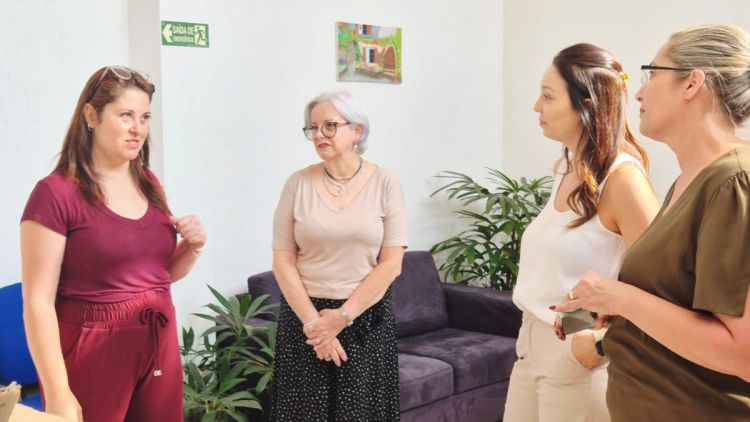 Herica Ricci Donato conhece a unidade de São Carlos do projeto Amigos Contra o Câncer