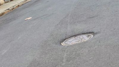 Vereador Edson Ferraz pede que Prefeitura e SAAE corrijam tampas de poços de visita que ficaram fundas após recape