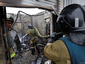Combates se intensificam no leste da Ucrânia, Ocidente avalia mais sanções contra Rússia
