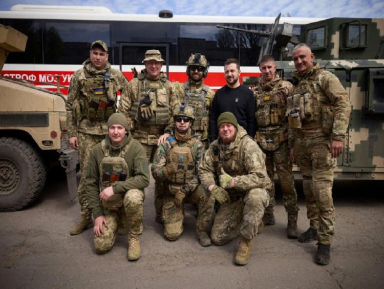 Presidente da Ucrânia visita a frente de batalha na cidade de Adviivka