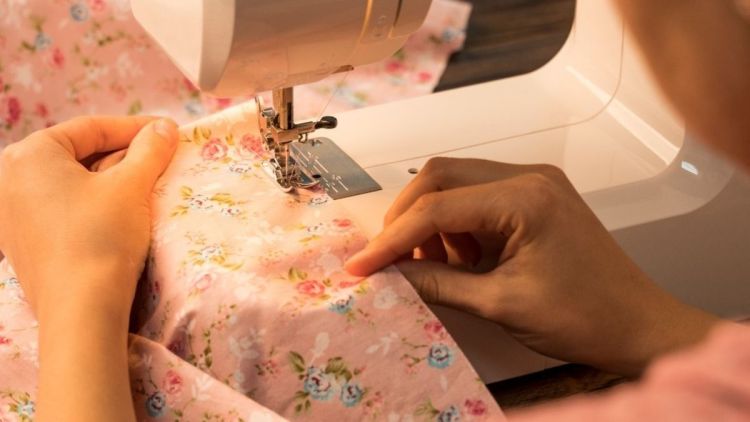 Curso gratuito de costura continua com inscrições abertas em São Carlos