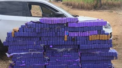 PM apreende 450 quilos de maconha em veículo furtado