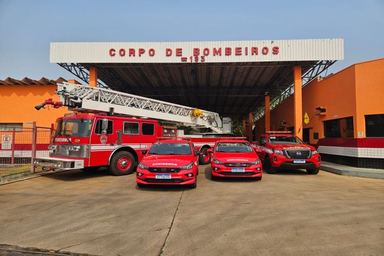 Prefeitura entrega caminhão com auto escada e três viaturas para o Corpo de Bombeiros