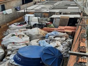 Moradores reclamam de lixo e sujeira em terreno do Cidade Aracy