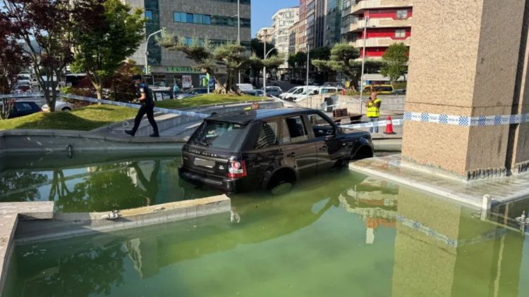 Idoso sofre ataque cardíaco ao volante e carro cai em fonte na Espanha