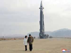 O líder norte-coreano Kim Jong Un caminha com sua filha em 18 de novembro de 2022 em Pyongyang enquanto inspecionam um míssil balístico © STR