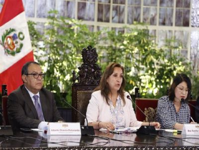 A Presidente peruana Dina Boluarte, acompanhada pelo Primeiro Ministro Alberto Otarola e pela Ministra dos Negócios Estrangeiros Ana Cecilia Gervasi. - AGENCIA ANDINA