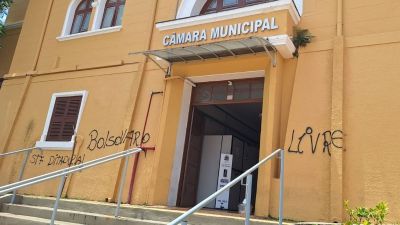 Nota de repúdio à pichação do prédio histórico da Câmara Municipal de São Carlos