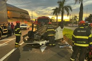 Carro capota após acidente envolvendo três veículos na AV. Getúlio Vargas